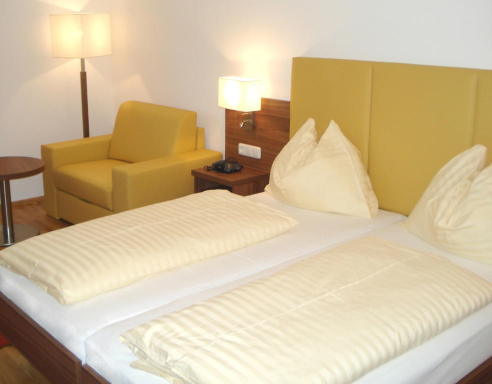 Hotel Almtalerhof Traun Bagian luar foto