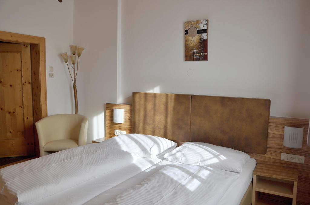 Hotel Almtalerhof Traun Bagian luar foto