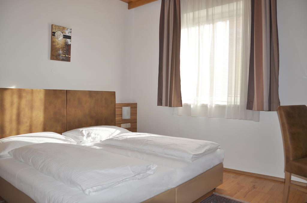Hotel Almtalerhof Traun Bagian luar foto